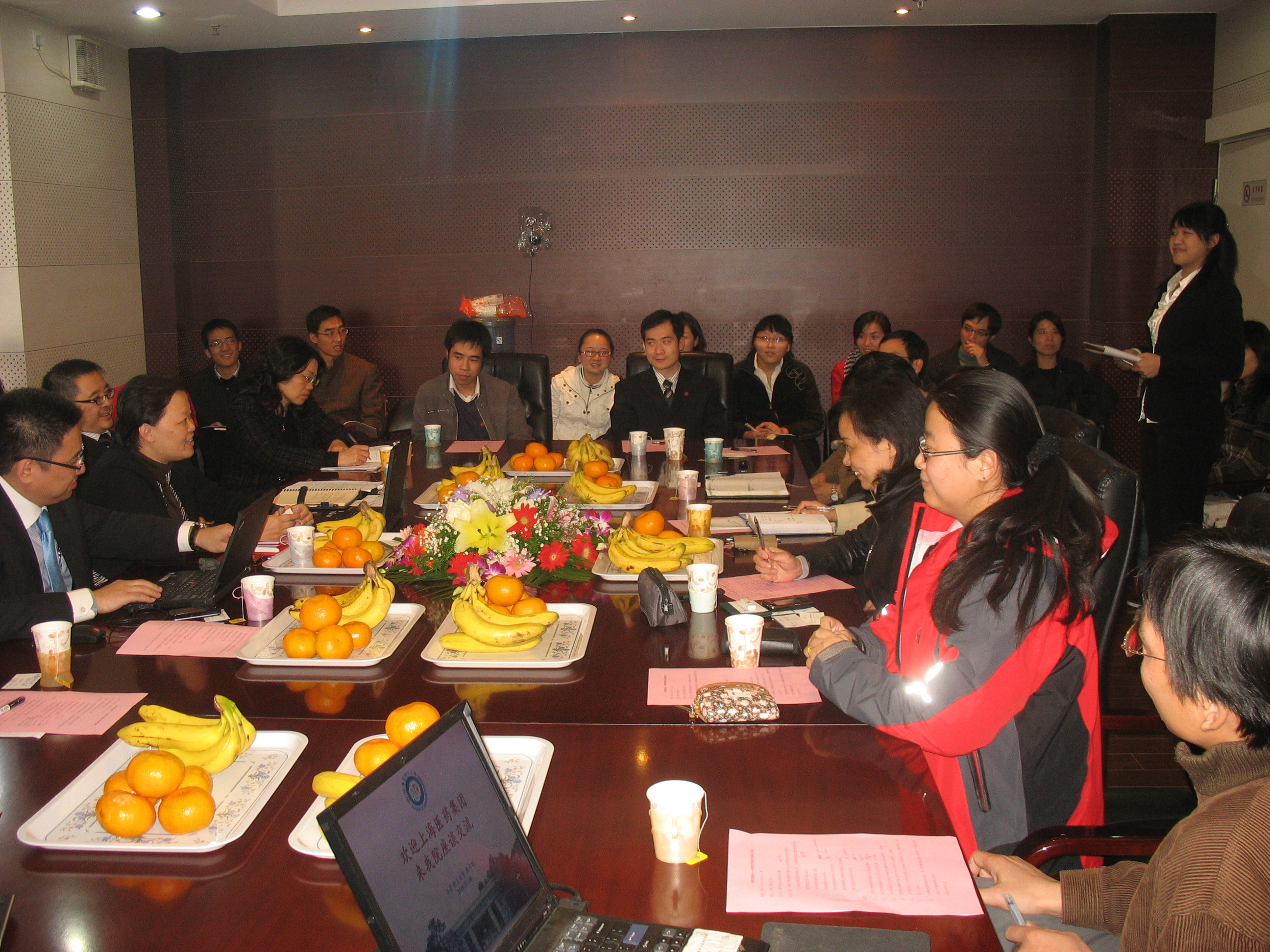 上药集团代表与国产色情网
毕业生交流