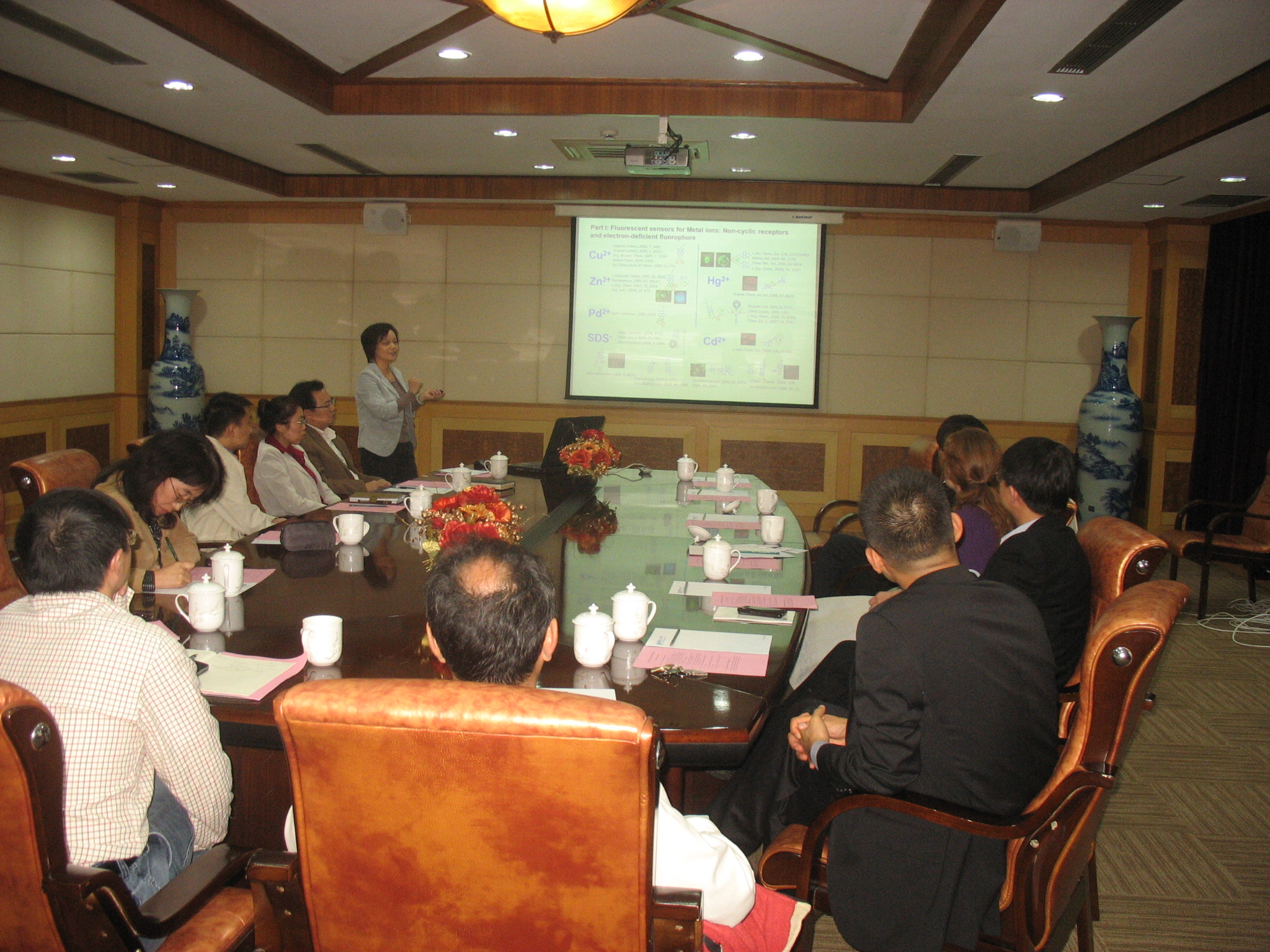 国产色情网
常务副院长徐玉芳教授介绍科研工作